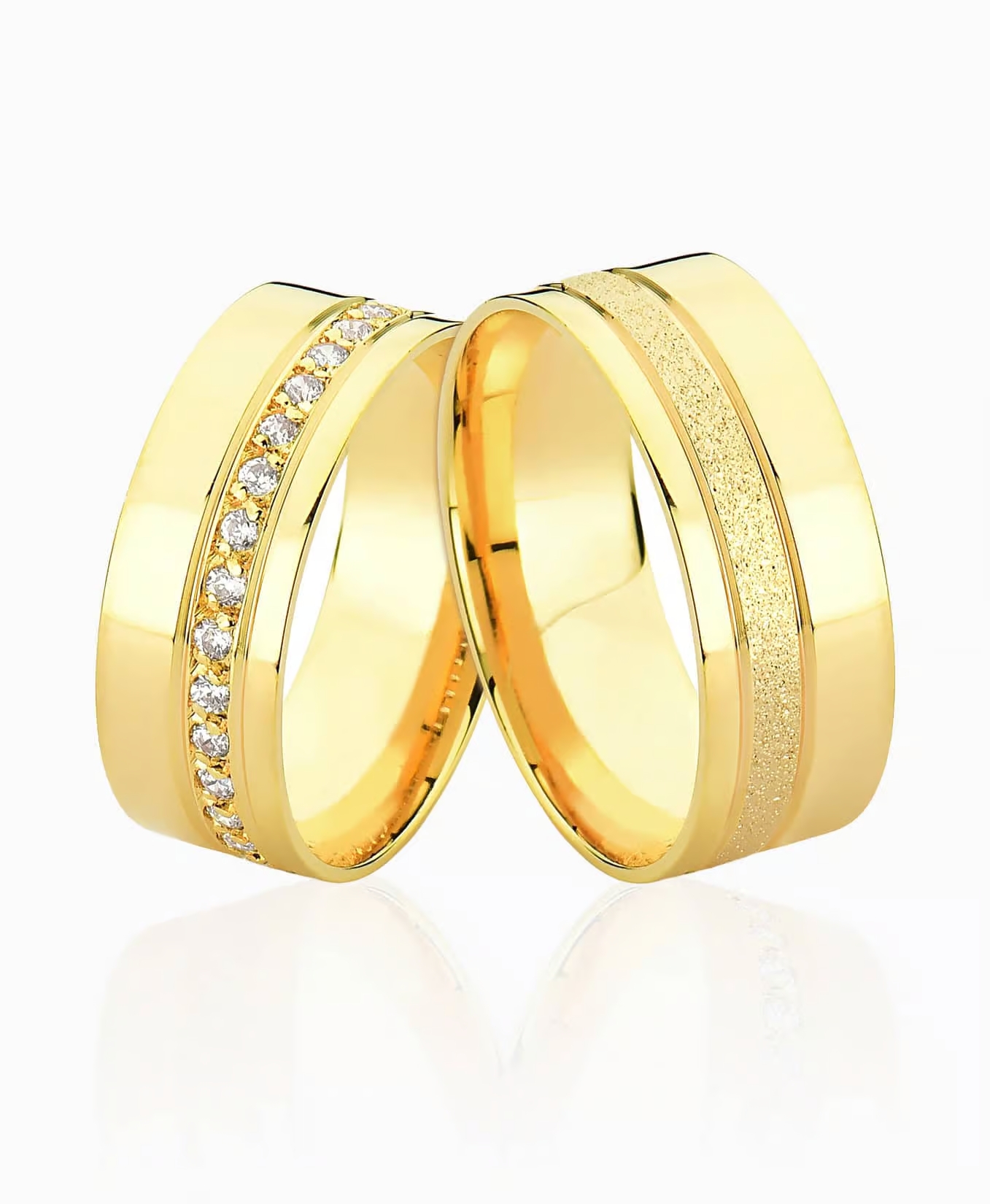 Aliança com friso de diamantes em ouro 18k